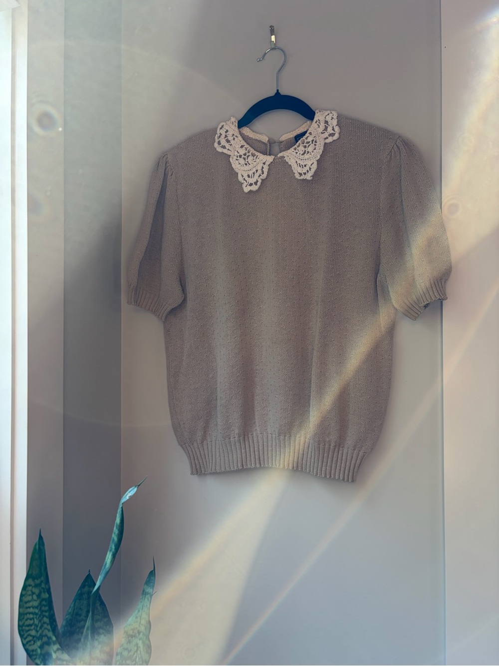 Adorable vintage preppy sweater knit top 
Crochet Peter Pan collar